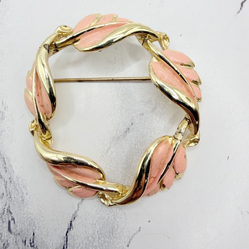 Vintage Coro Pink Blush Enamel Gold Tone Wreath Brooch 1.75" Roll Over Clasp